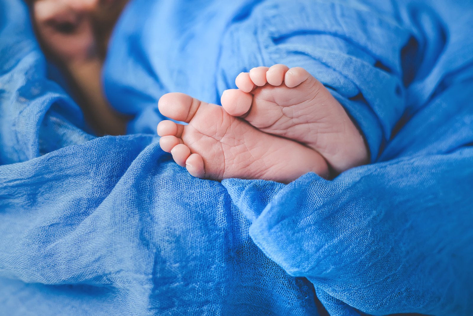 Babyfüße auf blauem Tuch