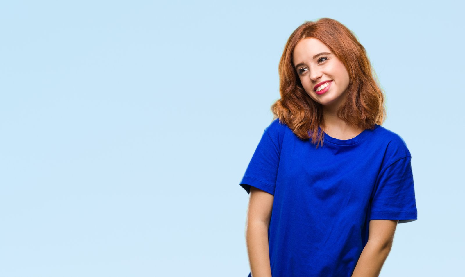 Frau vor hellblauem Hintergrund