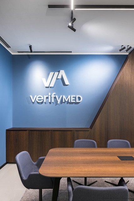 Besprechungsraum mit verifyMED Logo